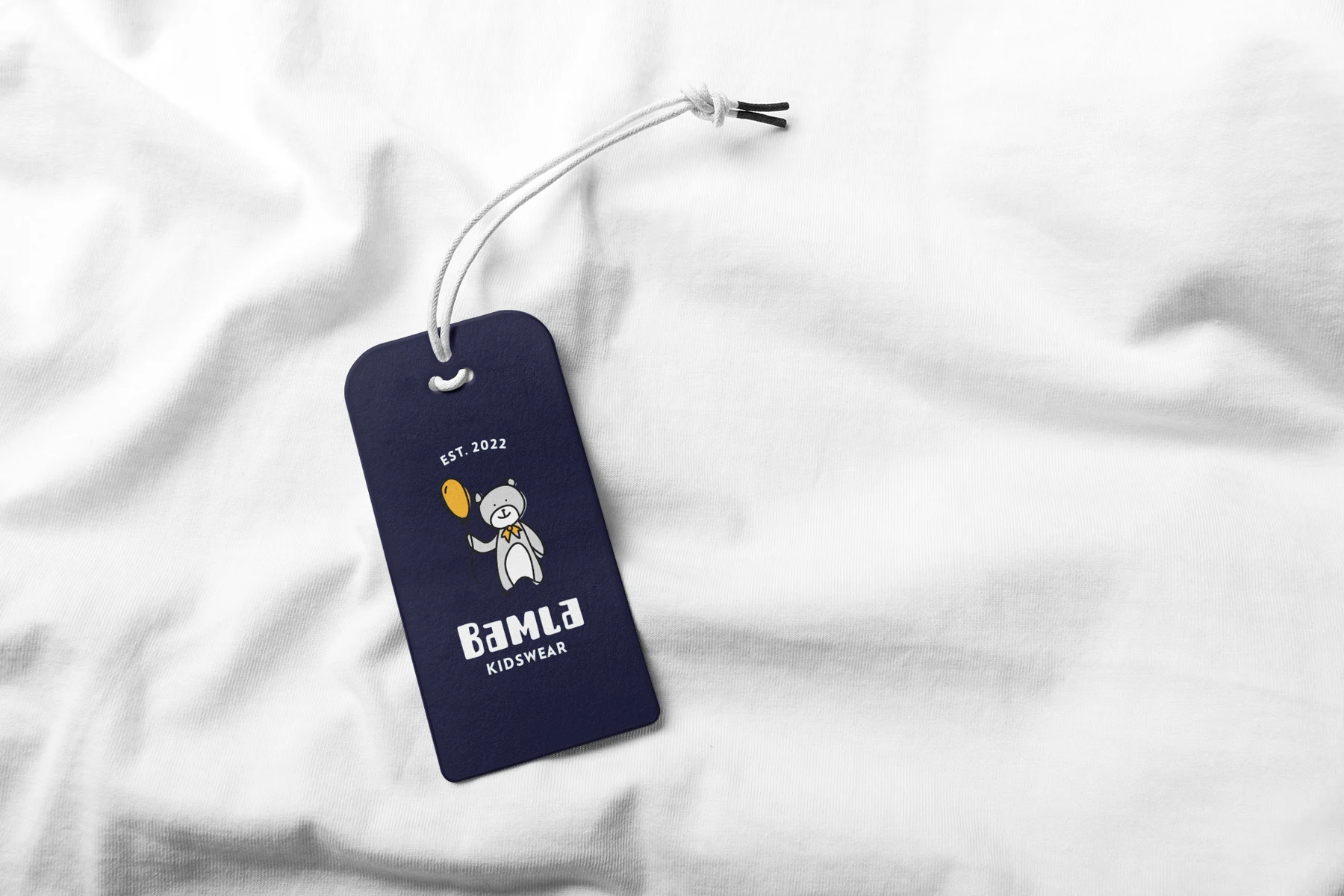 Bamla kids wear brand tag di atas kain putih